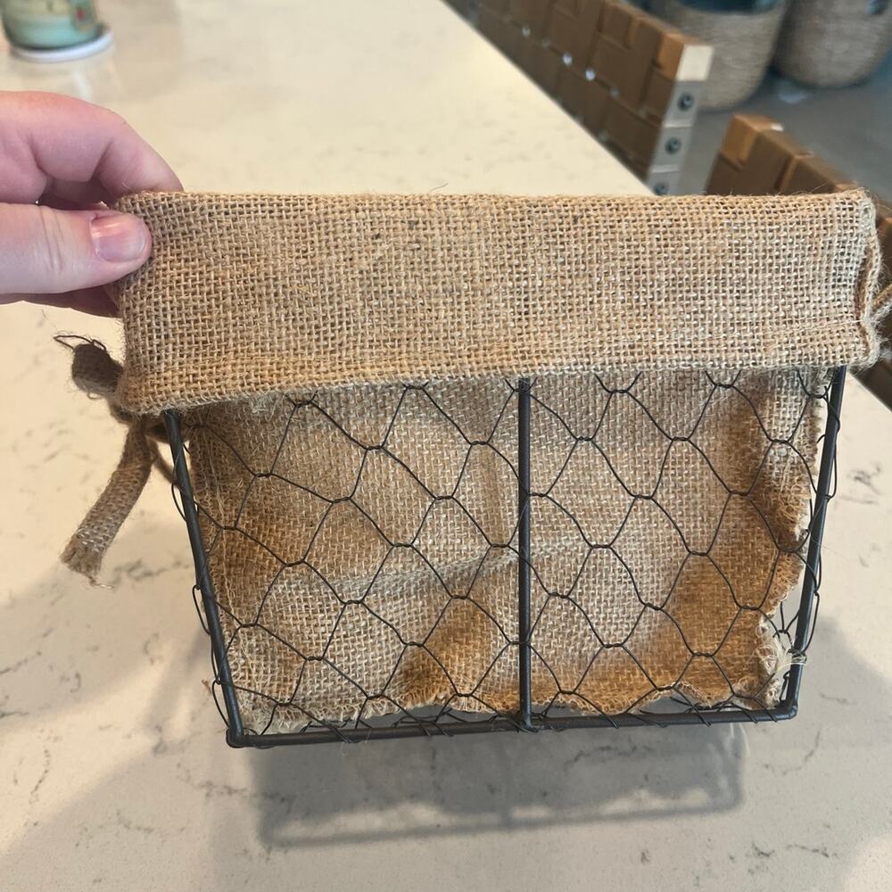 Small chicken wire basket with burlap liner - Picture 4 of 6